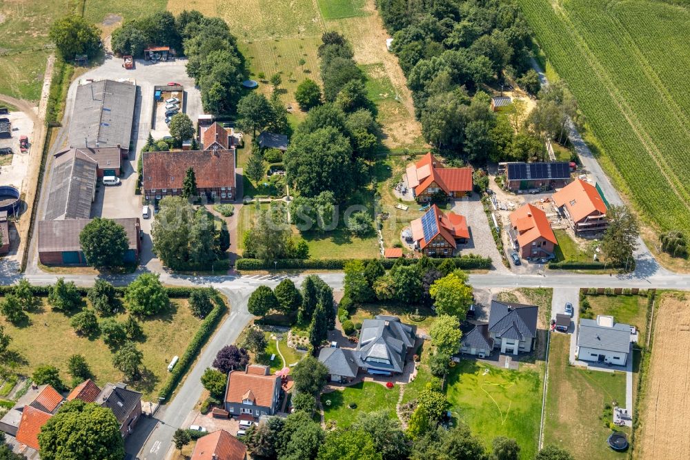 Ameke von oben - Dorf - Ansicht am Rande von Feldern in Ameke im Bundesland Nordrhein-Westfalen, Deutschland