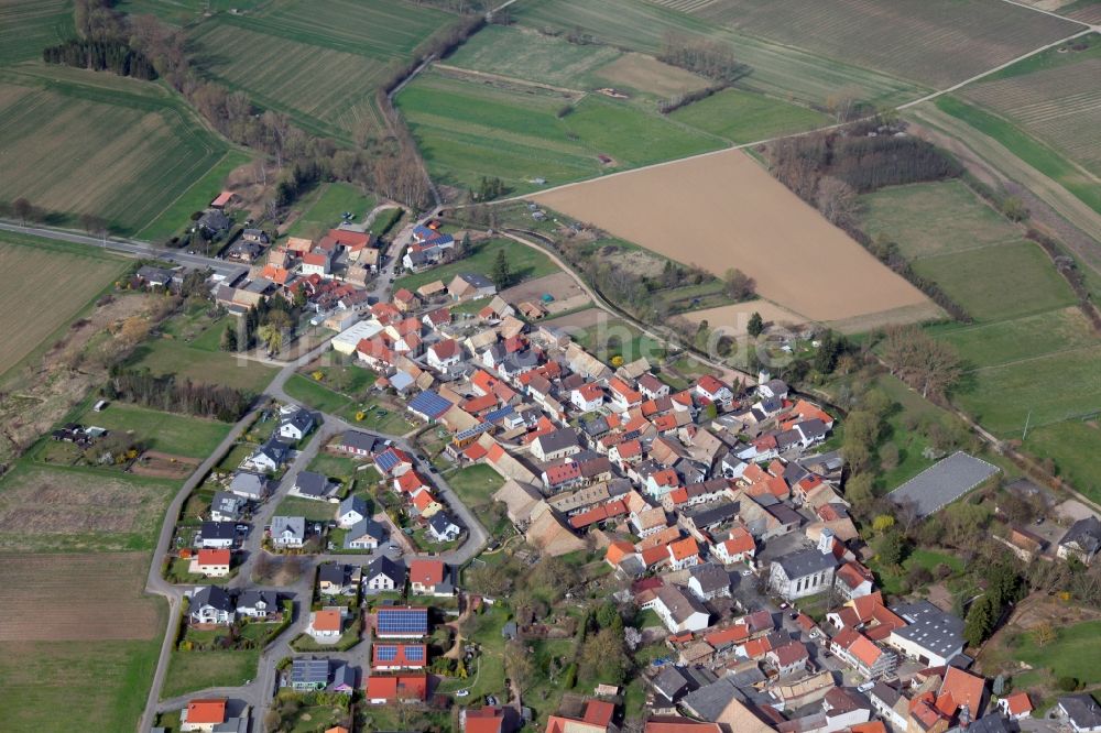 Luftaufnahme Badenheim - Dorf - Ansicht am Rande von Feldern in Badenheim im Bundesland Rheinland-Pfalz