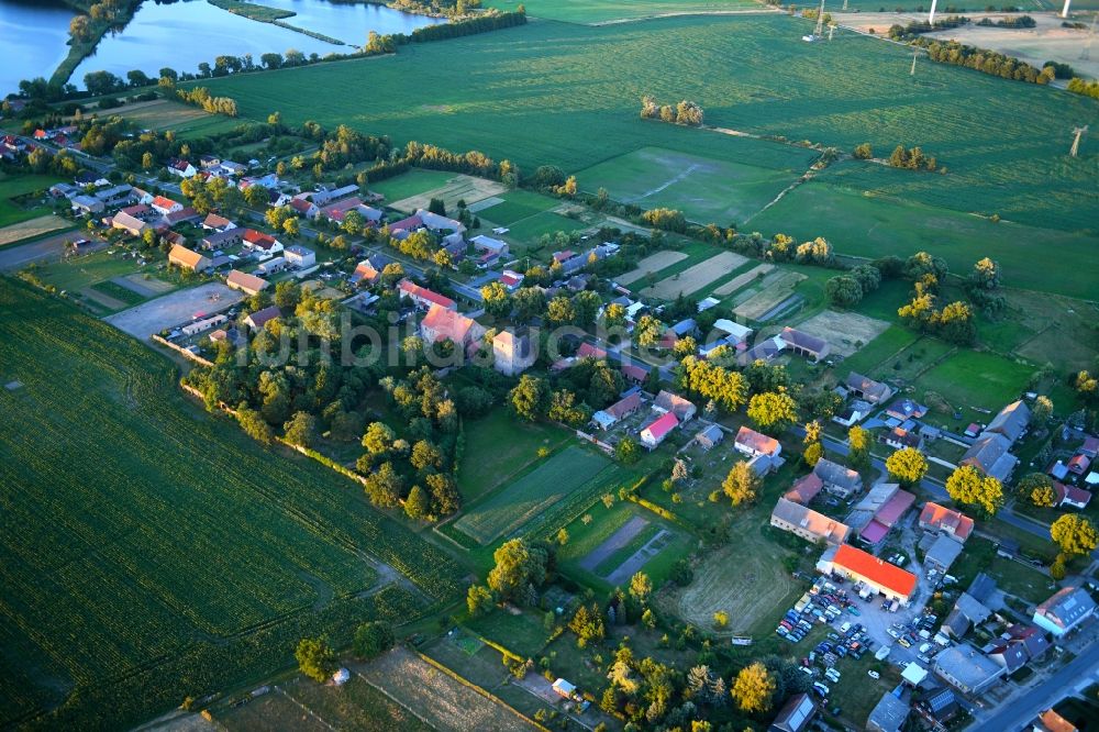 Badingen von oben - Dorf - Ansicht am Rande von Feldern in Badingen im Bundesland Brandenburg, Deutschland