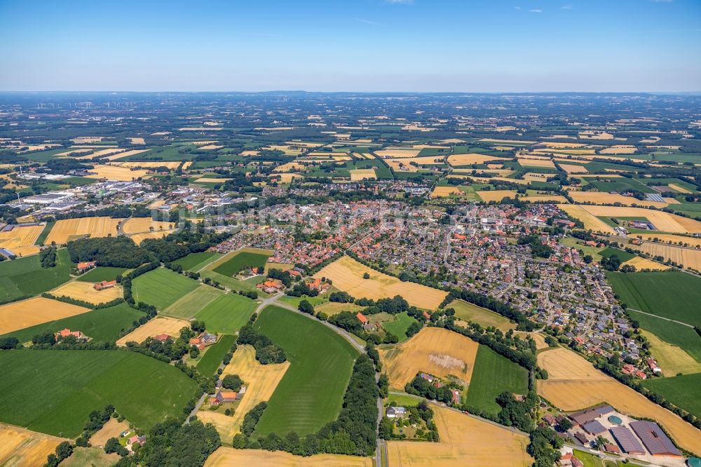 Beelen von oben - Dorf - Ansicht am Rande von Feldern in Beelen im Bundesland Nordrhein-Westfalen, Deutschland