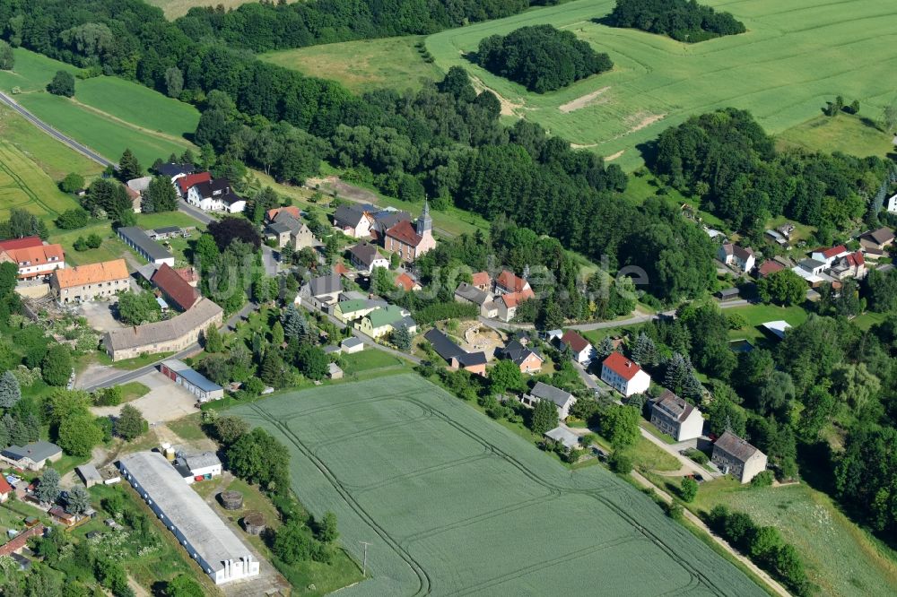 Beicha von oben - Dorf - Ansicht am Rande von Feldern in Beicha im Bundesland Sachsen, Deutschland