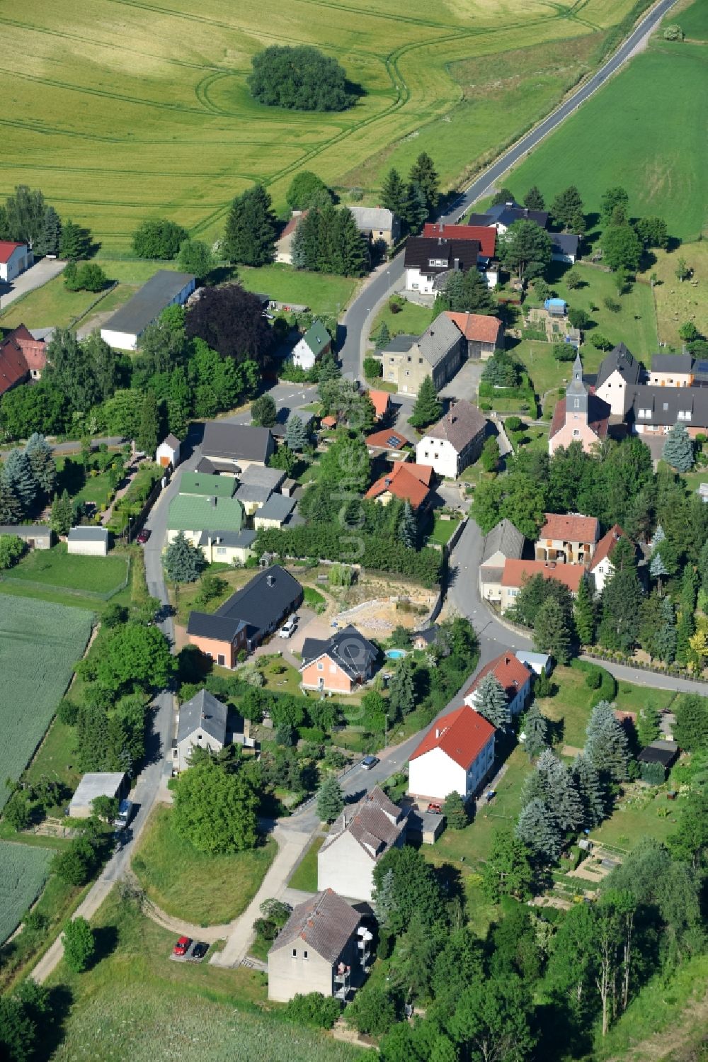 Luftaufnahme Beicha - Dorf - Ansicht am Rande von Feldern in Beicha im Bundesland Sachsen, Deutschland