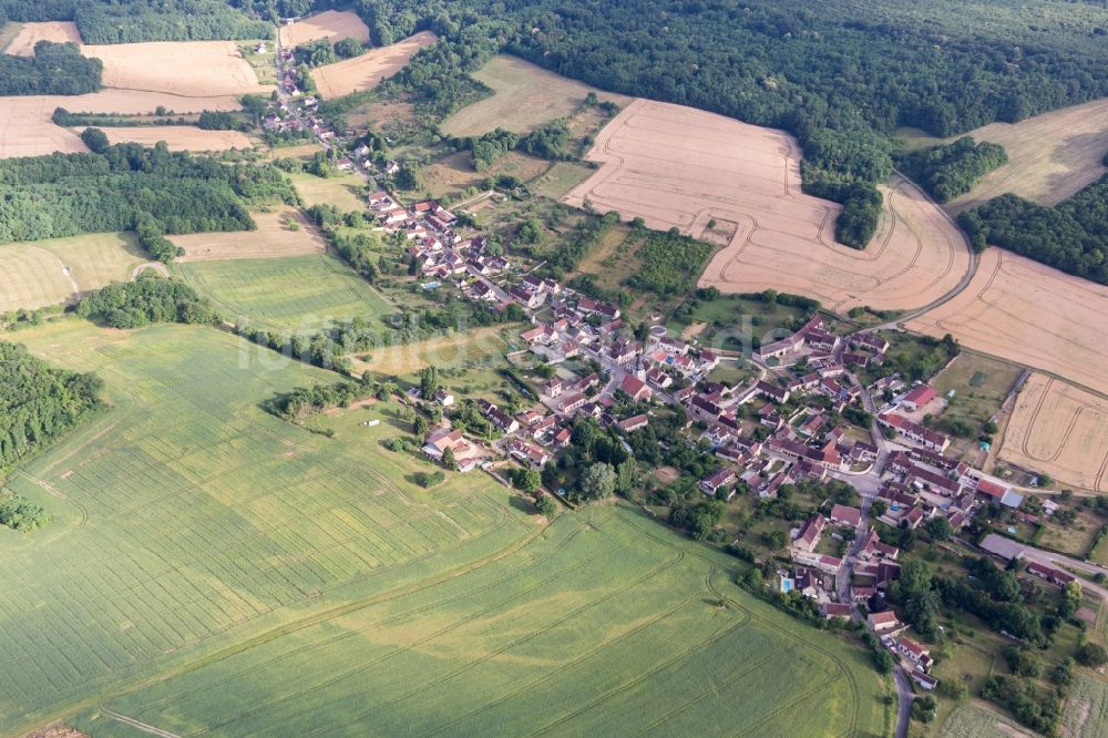 Bellechaume von oben - Dorf - Ansicht am Rande von Feldern in Bellechaume in Bourgogne Franche-Comte, Frankreich