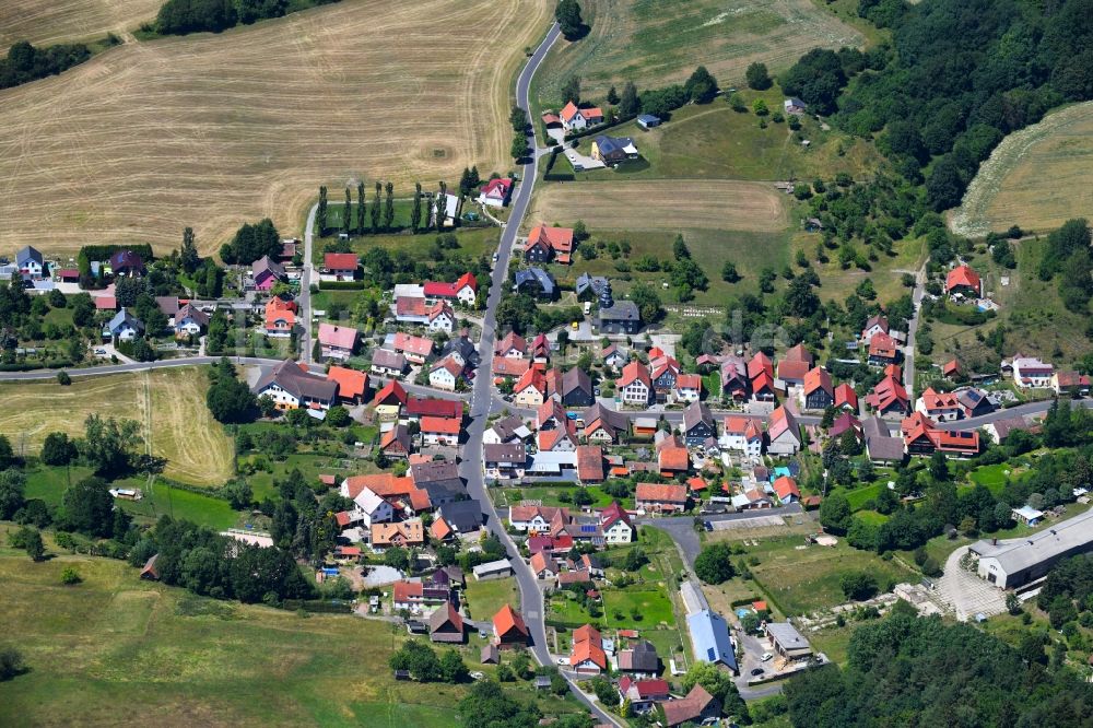 Bischofrod aus der Vogelperspektive: Dorf - Ansicht am Rande von Feldern in Bischofrod im Bundesland Thüringen, Deutschland