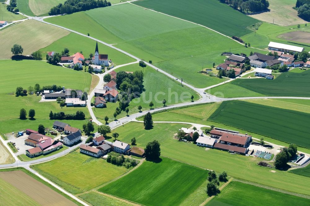 Luftaufnahme Margarethen - Dorf - Ansicht am Rande von Feldern in Bodenkirchen im Bundesland Bayern, Deutschland