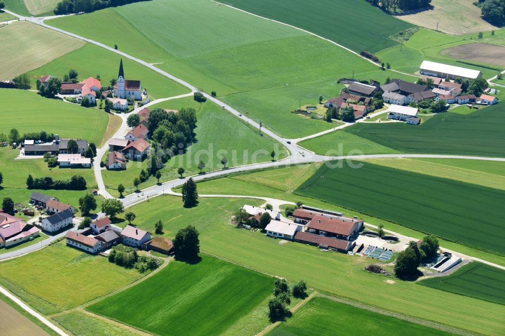 Margarethen von oben - Dorf - Ansicht am Rande von Feldern in Bodenkirchen im Bundesland Bayern, Deutschland