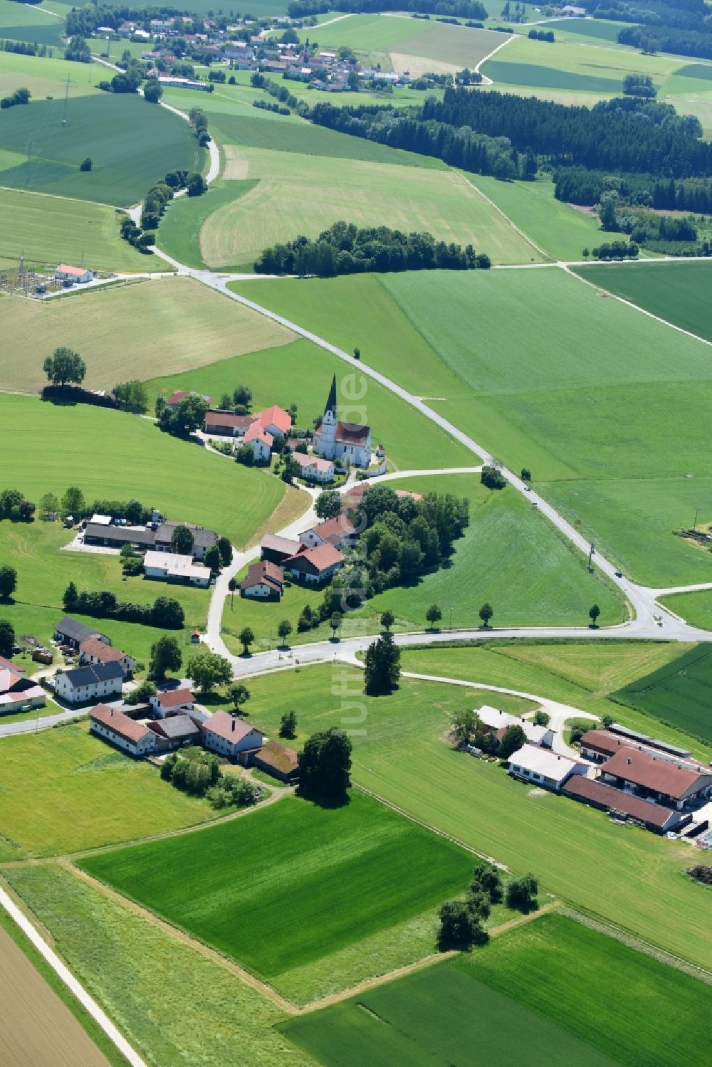 Margarethen aus der Vogelperspektive: Dorf - Ansicht am Rande von Feldern in Bodenkirchen im Bundesland Bayern, Deutschland