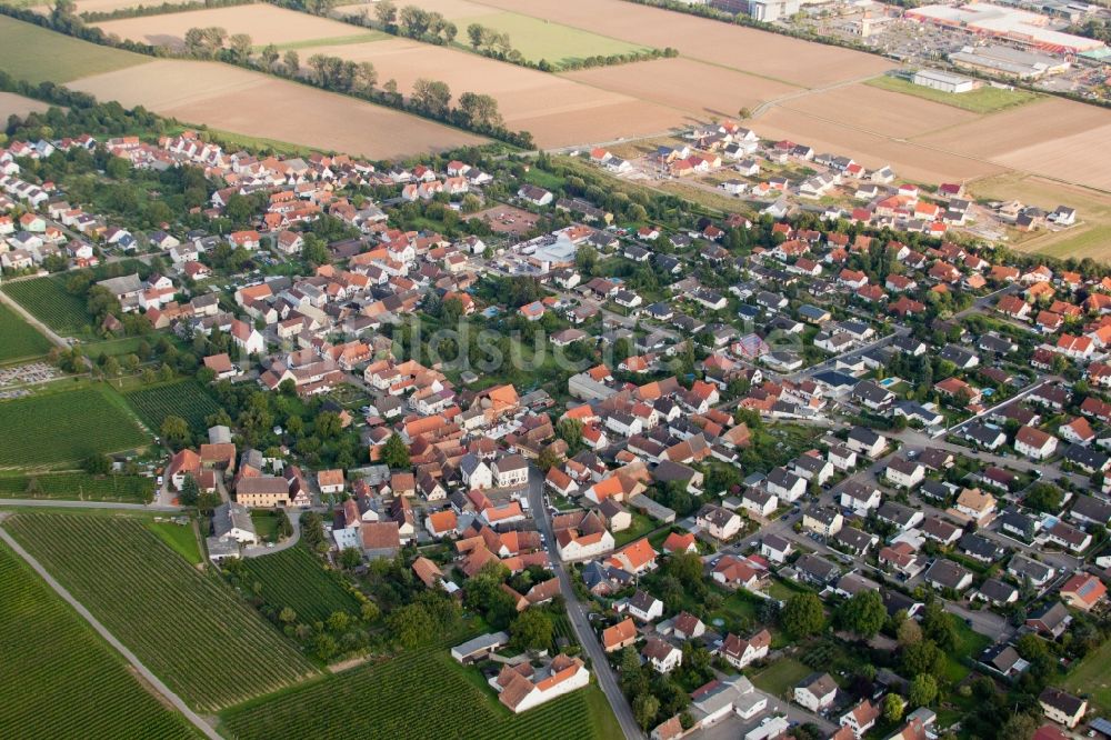 Luftbild Bornheim - Dorf - Ansicht am Rande von Feldern in Bornheim reichstes Dorf der Südpfalz im Bundesland Rheinland-Pfalz