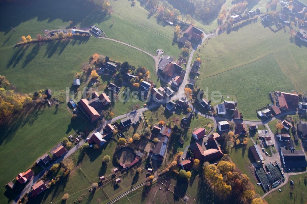 Breitenbuch von oben - Dorf - Ansicht am Rande von Feldern in Breitenbuch im Bundesland Bayern