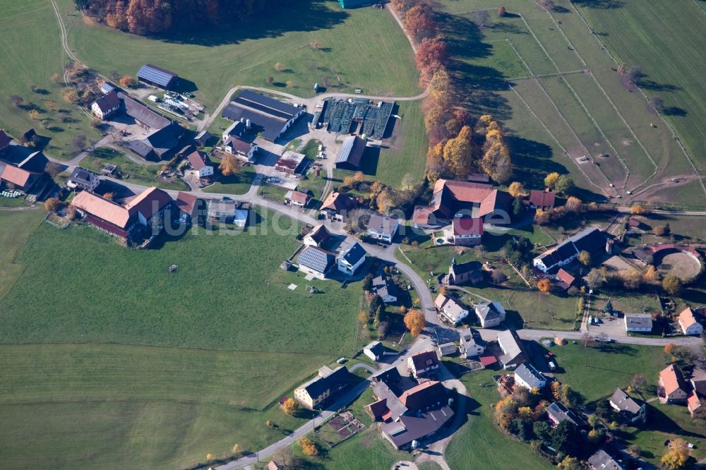 Breitenbuch aus der Vogelperspektive: Dorf - Ansicht am Rande von Feldern in Breitenbuch im Bundesland Bayern