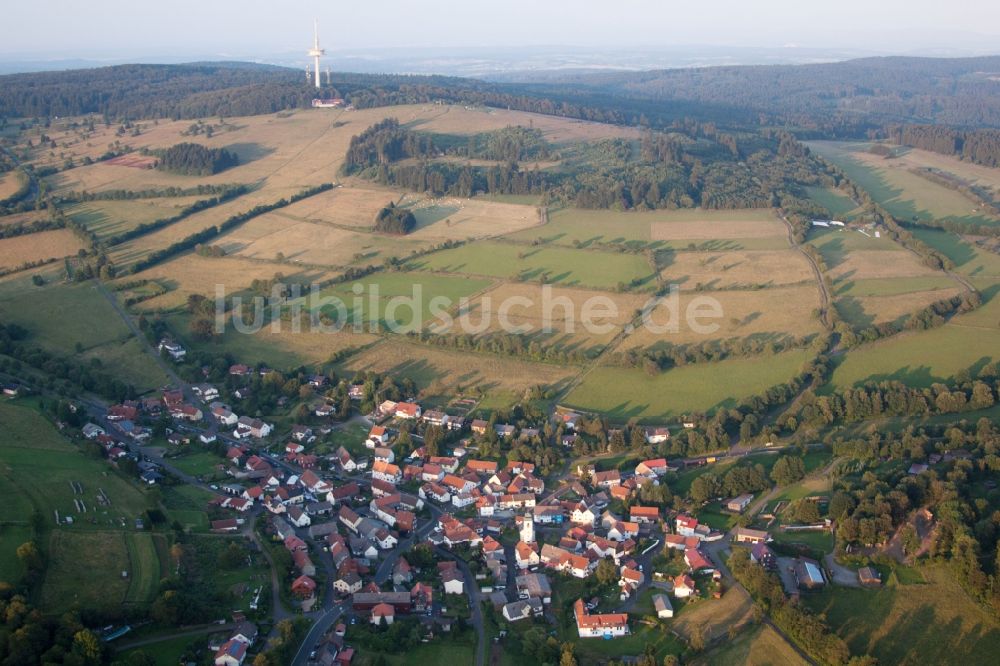 Luftaufnahme Breungeshain - Dorf - Ansicht am Rande von Feldern in Breungeshain im Bundesland Hessen