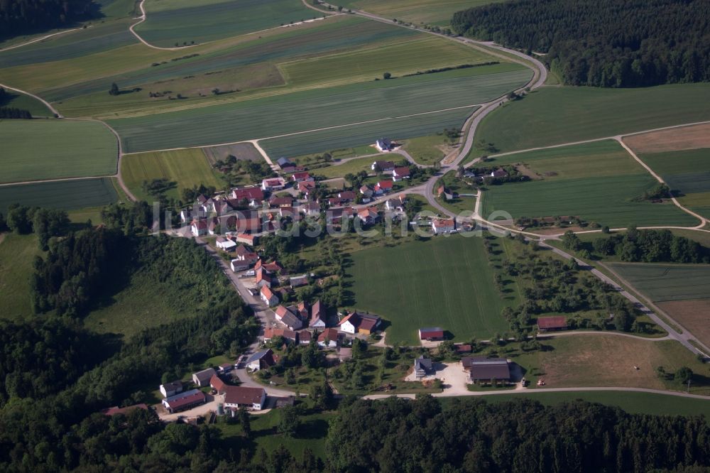 Luftaufnahme Briel - Dorf - Ansicht am Rande von Feldern in Briel im Bundesland Baden-Württemberg