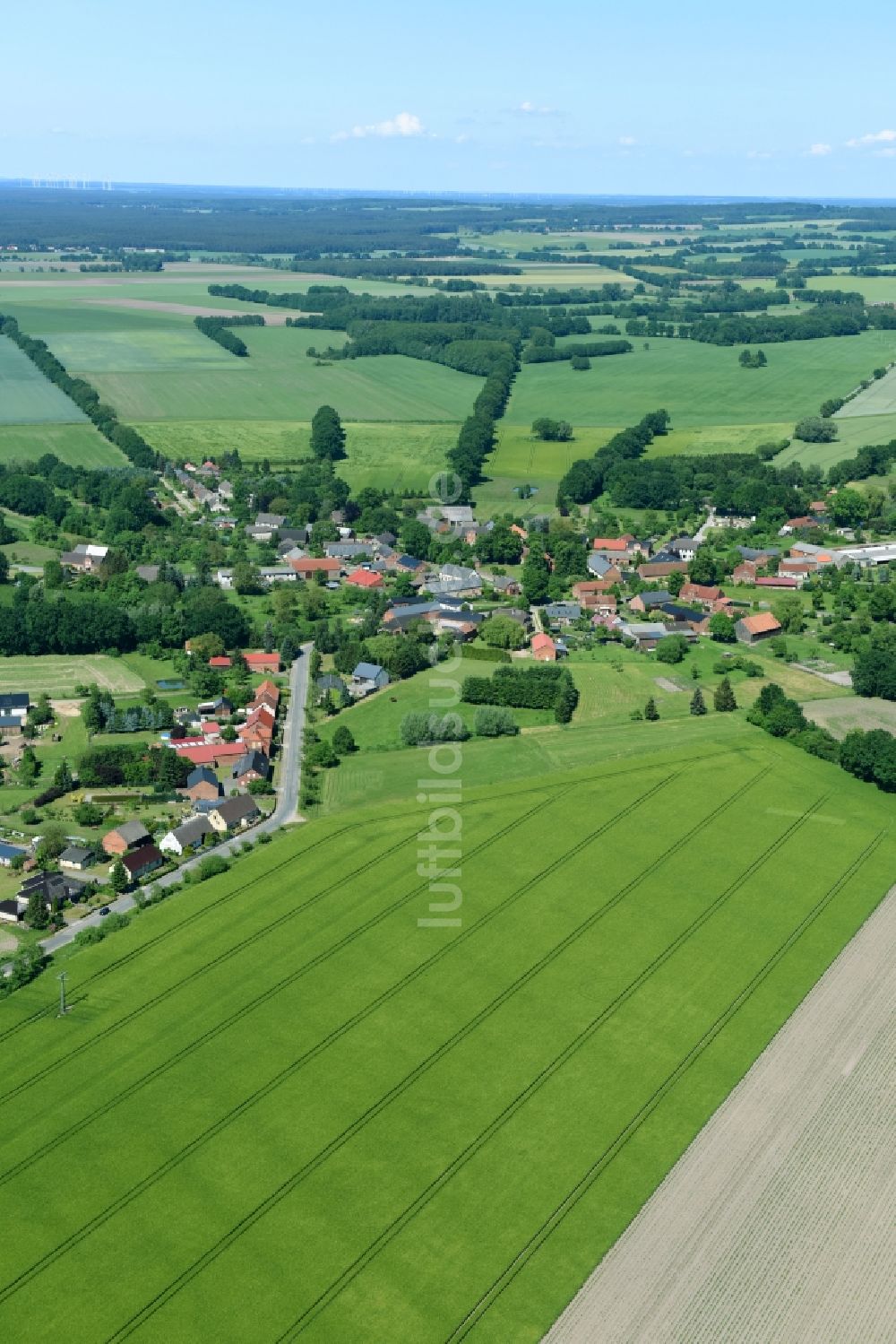 Luftaufnahme Brunow - Dorf - Ansicht am Rande von Feldern in Brunow im Bundesland Mecklenburg-Vorpommern, Deutschland