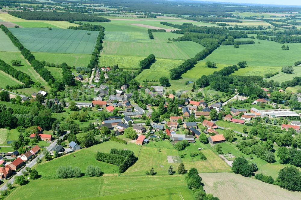 Brunow von oben - Dorf - Ansicht am Rande von Feldern in Brunow im Bundesland Mecklenburg-Vorpommern, Deutschland