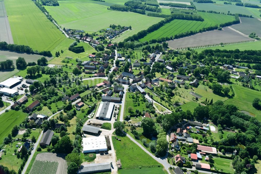 Luftaufnahme Brunow - Dorf - Ansicht am Rande von Feldern in Brunow im Bundesland Mecklenburg-Vorpommern, Deutschland