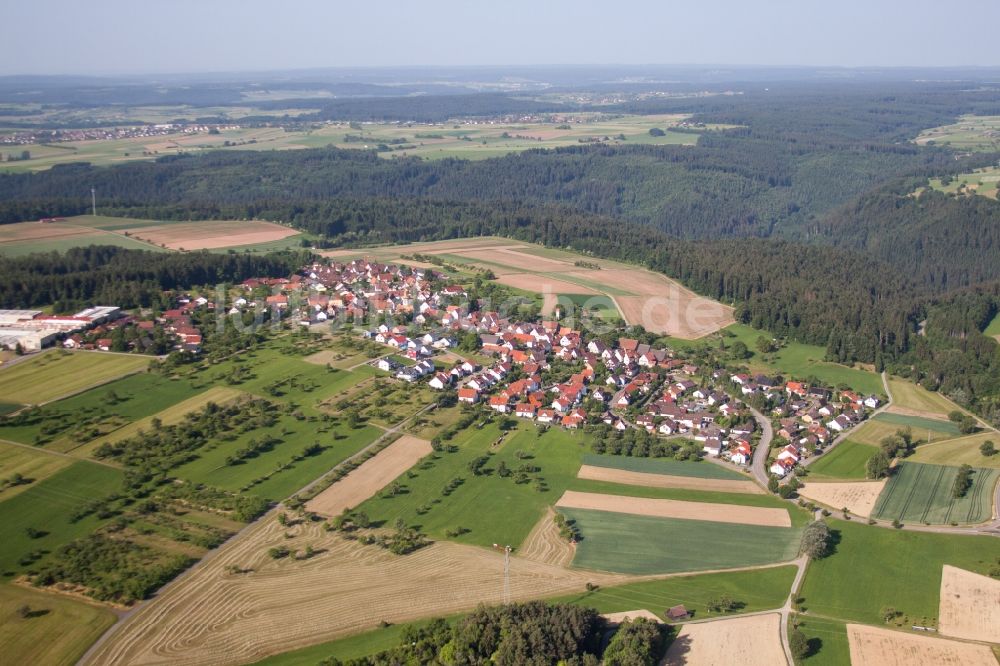 Luftaufnahme Calw - Dorf - Ansicht am Rande von Feldern in Calw im Bundesland Baden-Württemberg, Deutschland