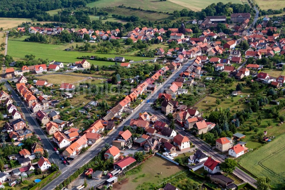 Luftaufnahme Cattenstedt - Dorf - Ansicht am Rande von Feldern in Cattenstedt im Bundesland Sachsen-Anhalt, Deutschland