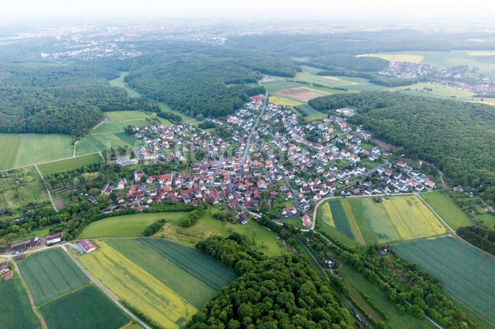 Üchtelhausen aus der Vogelperspektive: Dorf - Ansicht am Rande von Feldern in Üchtelhausen im Bundesland Bayern, Deutschland