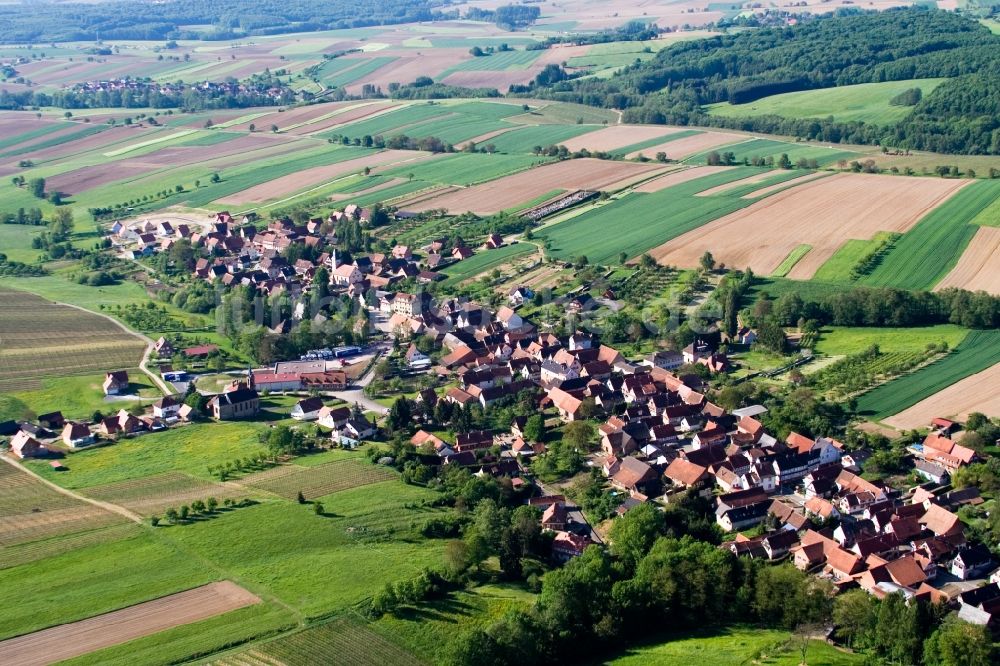 Cleebourg von oben - Dorf - Ansicht am Rande von Feldern in Cleebourg in Grand Est, Frankreich