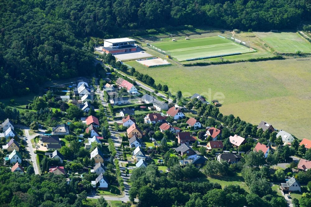 Criewen von oben - Dorf - Ansicht am Rande von Feldern in Criewen im Bundesland Brandenburg, Deutschland