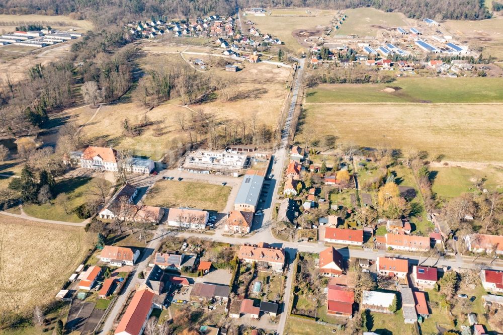 Criewen aus der Vogelperspektive: Dorf - Ansicht am Rande von Feldern in Criewen im Bundesland Brandenburg, Deutschland