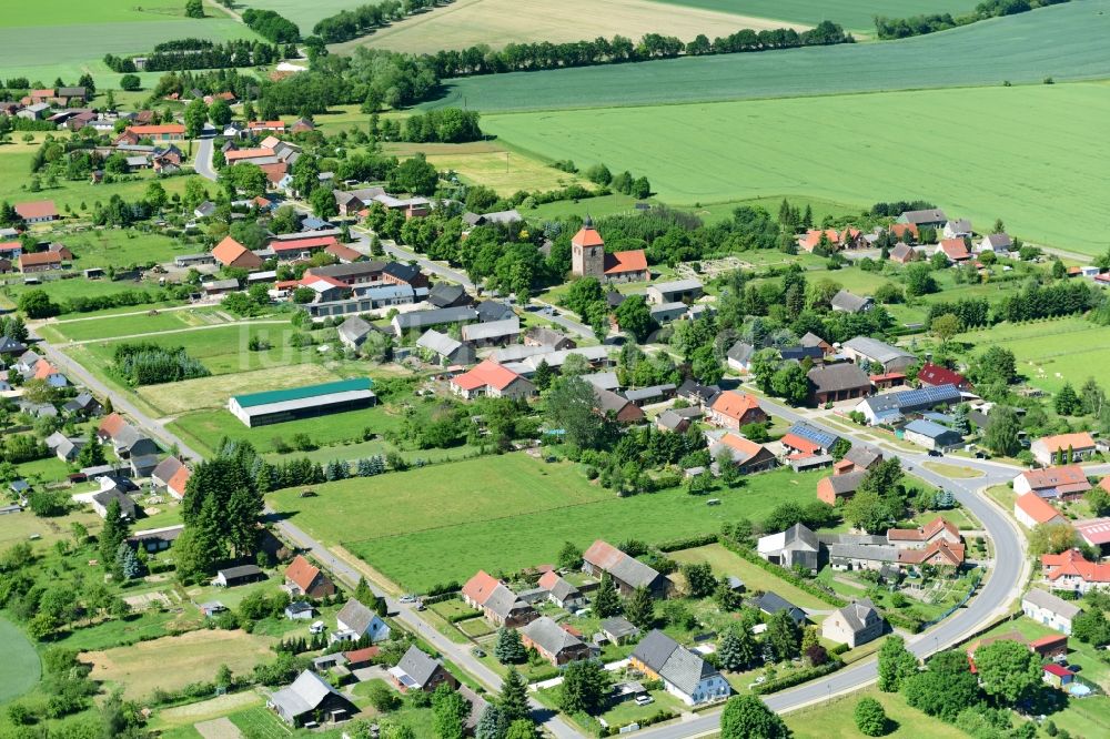 Dambeck aus der Vogelperspektive: Dorf - Ansicht am Rande von Feldern in Dambeck im Bundesland Mecklenburg-Vorpommern, Deutschland