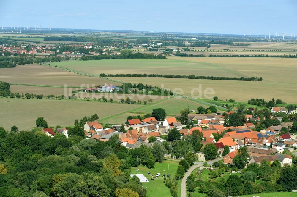 Luftaufnahme Deesdorf - Dorf - Ansicht am Rande von Feldern in Deesdorf im Bundesland Sachsen-Anhalt, Deutschland