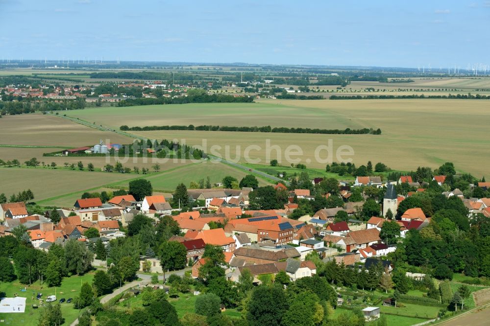 Deesdorf von oben - Dorf - Ansicht am Rande von Feldern in Deesdorf im Bundesland Sachsen-Anhalt, Deutschland