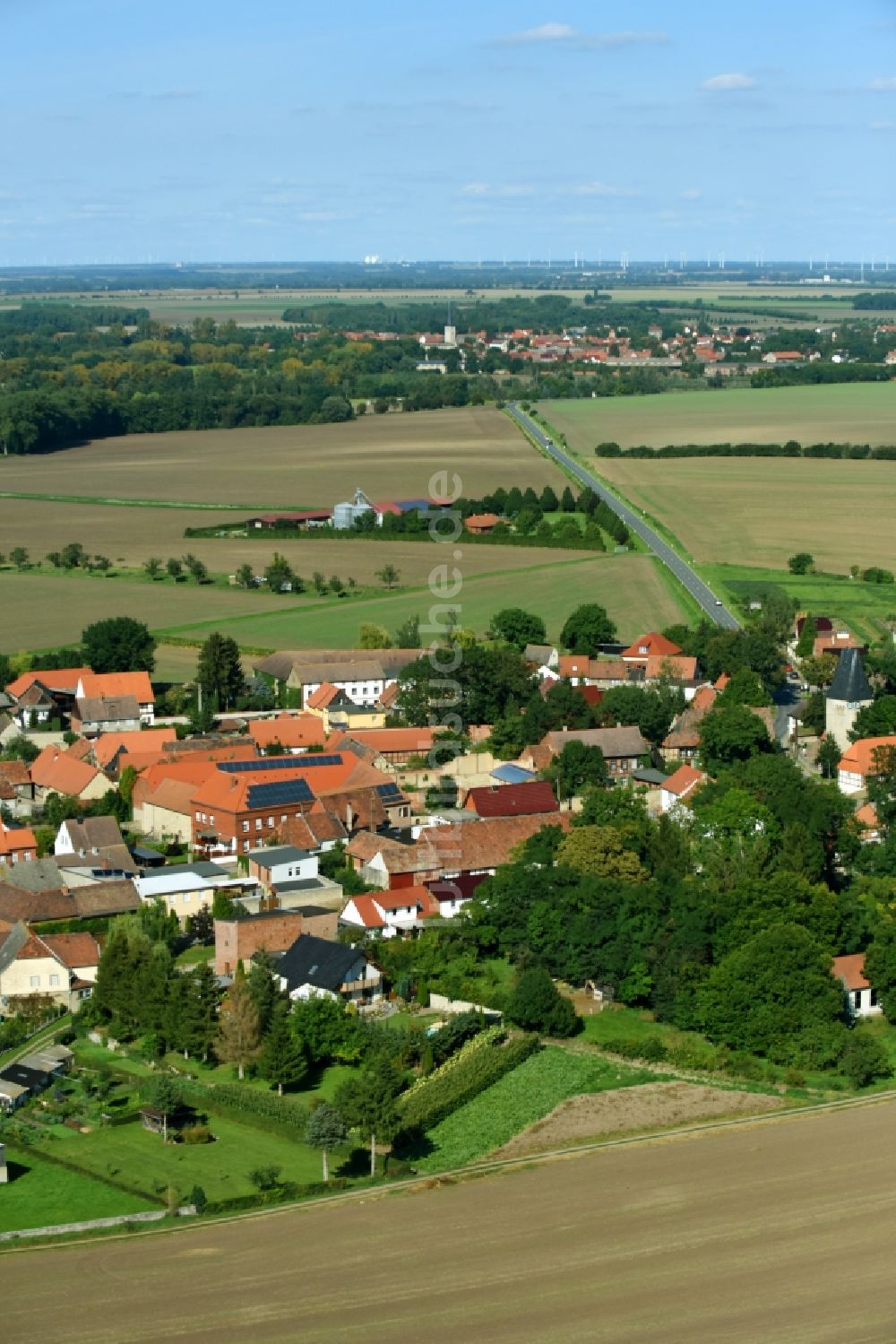 Luftaufnahme Deesdorf - Dorf - Ansicht am Rande von Feldern in Deesdorf im Bundesland Sachsen-Anhalt, Deutschland