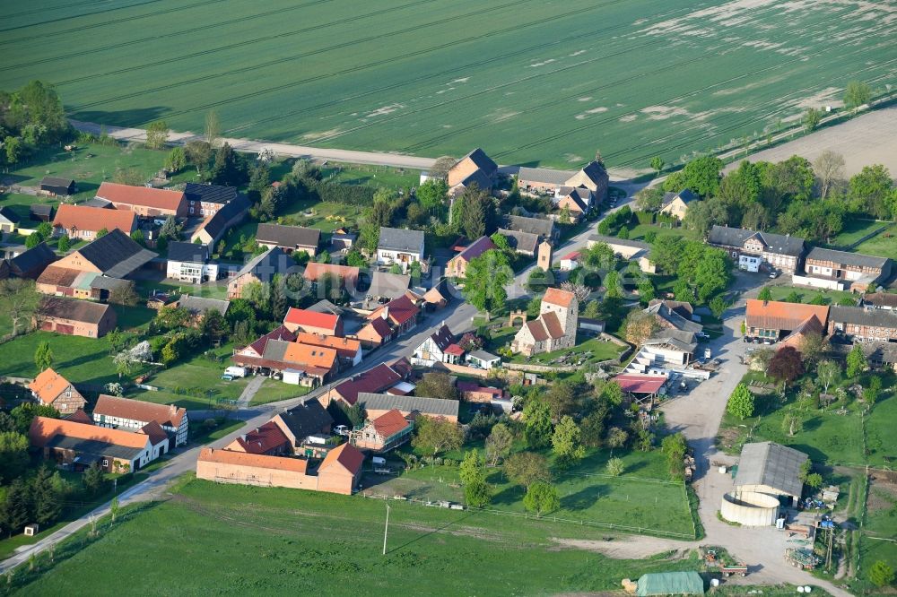 Dessau aus der Vogelperspektive: Dorf - Ansicht am Rande von Feldern in Dessau im Bundesland Sachsen-Anhalt, Deutschland