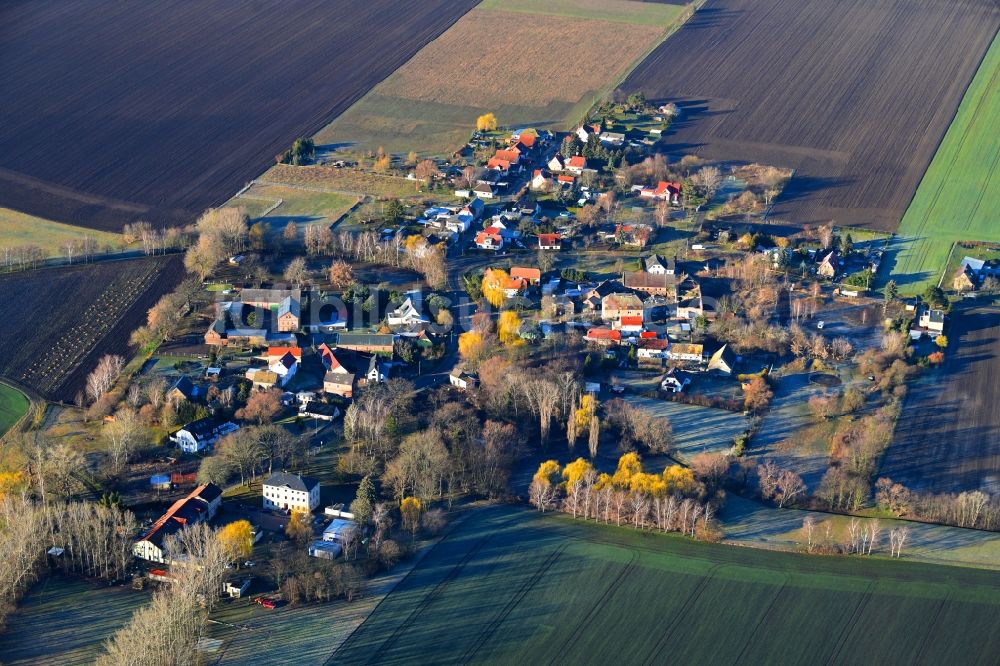 Döhlen aus der Vogelperspektive: Dorf - Ansicht am Rande von Feldern in Döhlen im Bundesland Sachsen, Deutschland