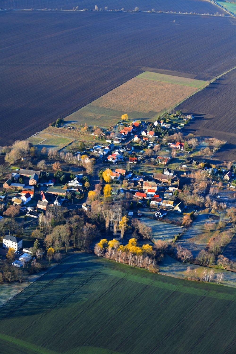 Luftbild Döhlen - Dorf - Ansicht am Rande von Feldern in Döhlen im Bundesland Sachsen, Deutschland