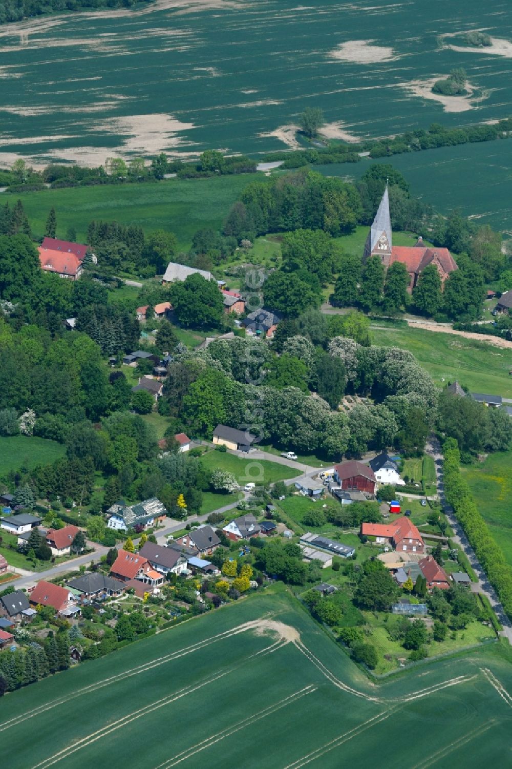 Diedrichshagen von oben - Dorf - Ansicht am Rande von Feldern in Diedrichshagen im Bundesland Mecklenburg-Vorpommern, Deutschland