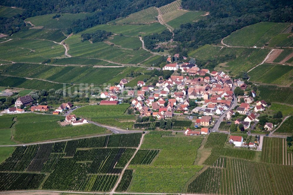 Dieffenthal aus der Vogelperspektive: Dorf - Ansicht am Rande von Feldern in Dieffenthal in Grand Est, Frankreich