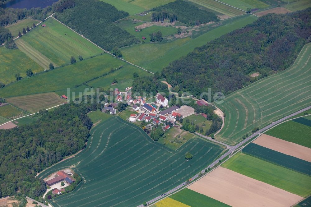 Luftaufnahme Eberstall - Dorf - Ansicht am Rande von Feldern in Eberstall im Bundesland Bayern, Deutschland