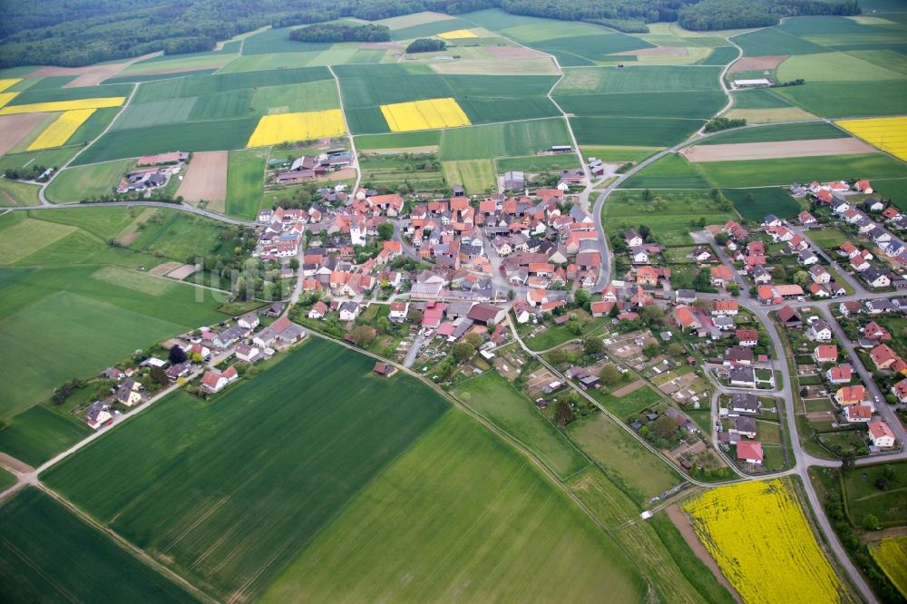 Luftaufnahme Ebertshausen - Dorf - Ansicht am Rande von Feldern in Ebertshausen im Bundesland Bayern