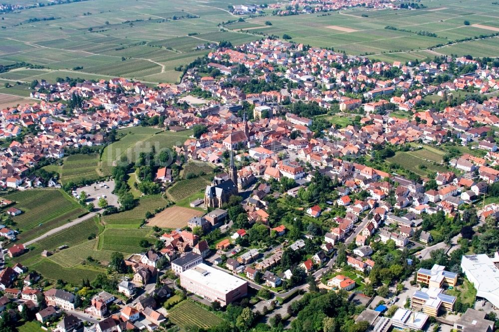 Edenkoben von oben - Dorf - Ansicht am Rande von Feldern in Edenkoben im Bundesland Rheinland-Pfalz