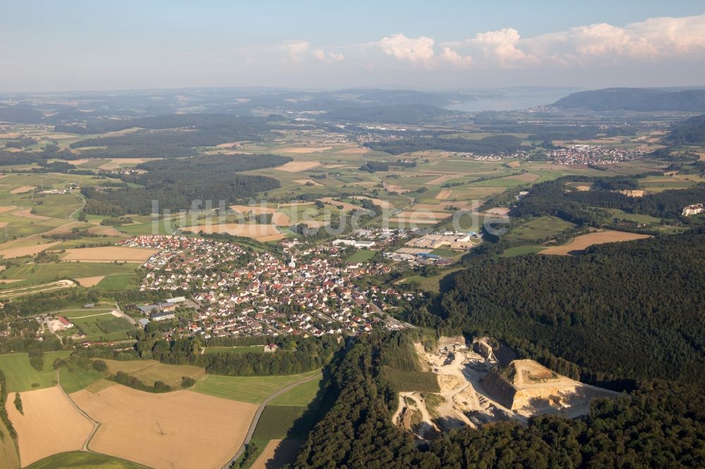 Luftaufnahme Eigeltingen - Dorf - Ansicht am Rande von Feldern in Eigeltingen im Bundesland Baden-Württemberg