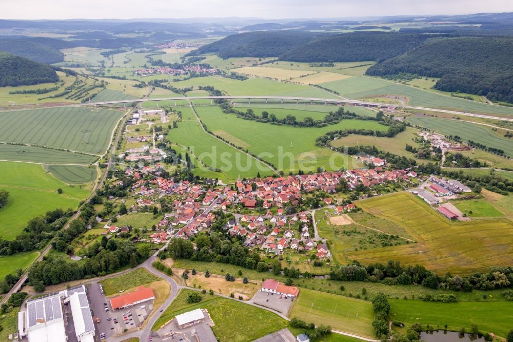 Einhausen aus der Vogelperspektive: Dorf - Ansicht am Rande von Feldern in Einhausen im Bundesland Thüringen, Deutschland