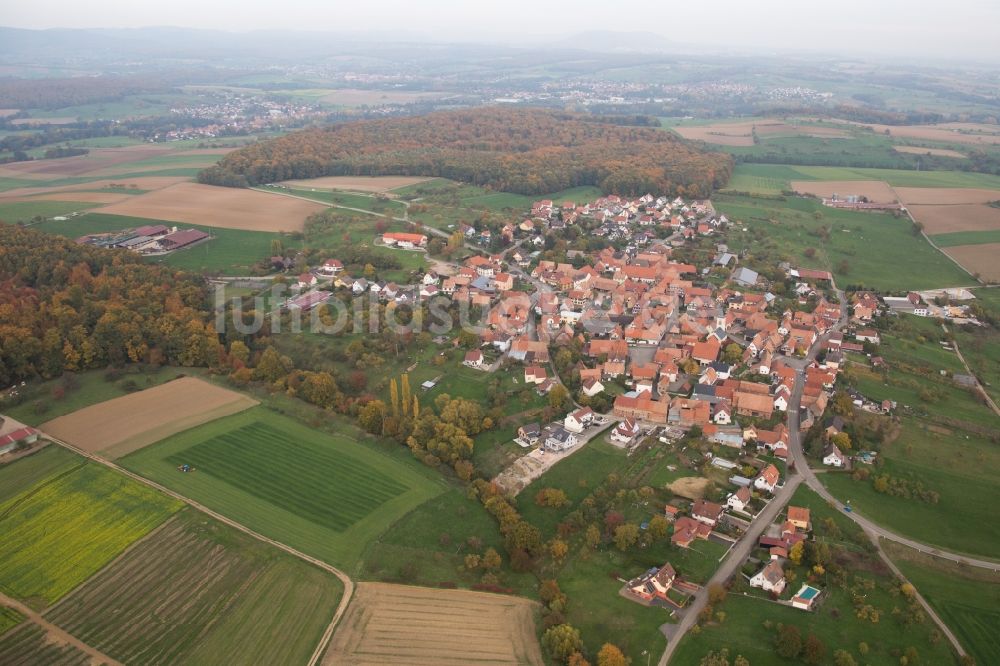 Engwiller aus der Vogelperspektive: Dorf - Ansicht am Rande von Feldern in Engwiller in Grand Est, Frankreich