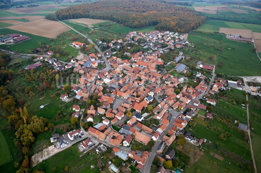 Luftbild Engwiller - Dorf - Ansicht am Rande von Feldern in Engwiller in Grand Est, Frankreich