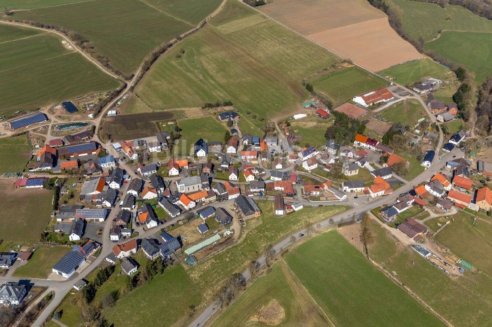 Luftaufnahme Eppe - Dorf - Ansicht am Rande von Feldern in Eppe im Bundesland Hessen, Deutschland