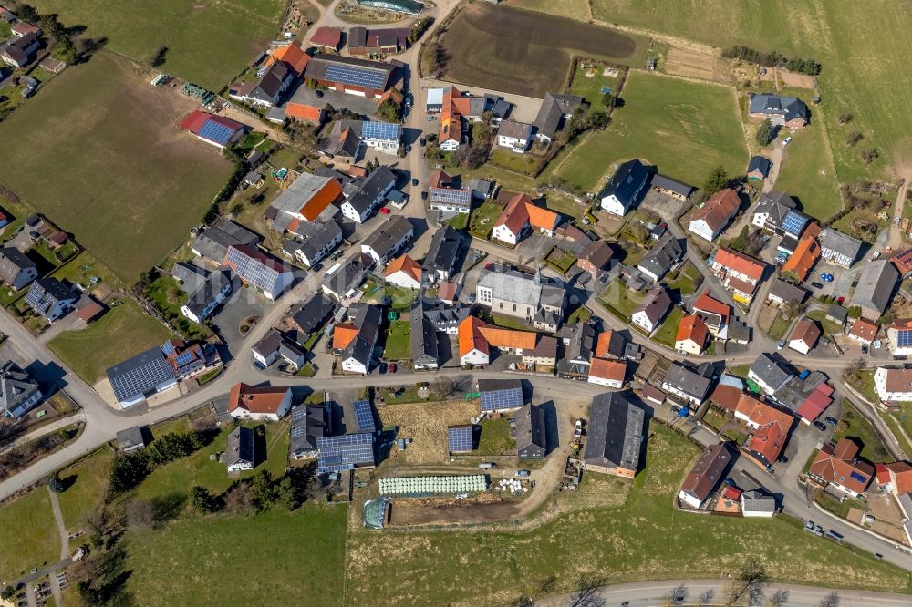 Eppe aus der Vogelperspektive: Dorf - Ansicht am Rande von Feldern in Eppe im Bundesland Hessen, Deutschland