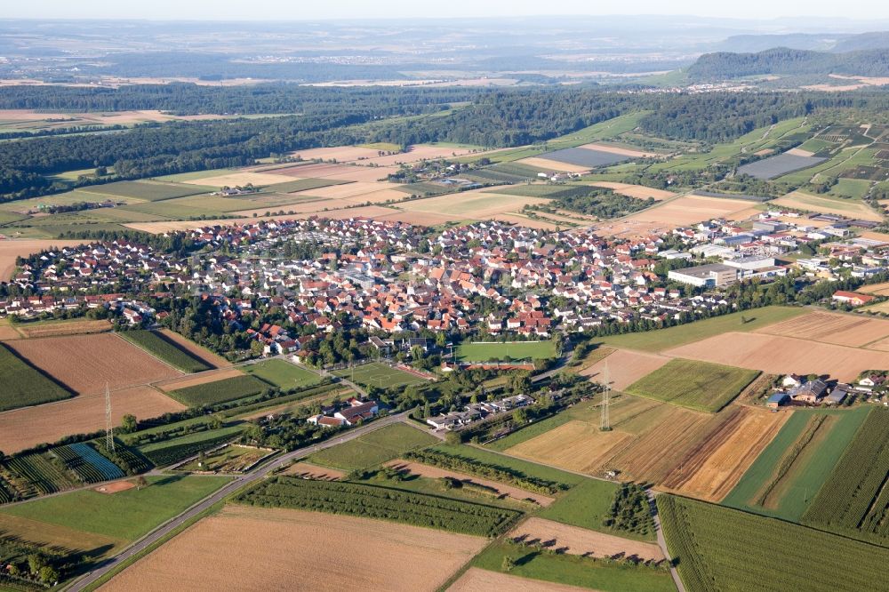 Erligheim aus der Vogelperspektive: Dorf - Ansicht am Rande von Feldern in Erligheim im Bundesland Baden-Württemberg