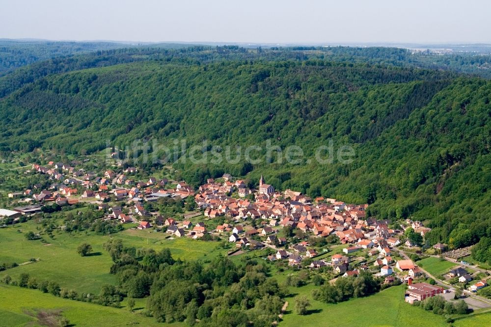 Luftbild Ernolsheim-lès-Saverne - Dorf - Ansicht am Rande von Feldern in Ernolsheim-lès-Saverne in Grand Est, Frankreich