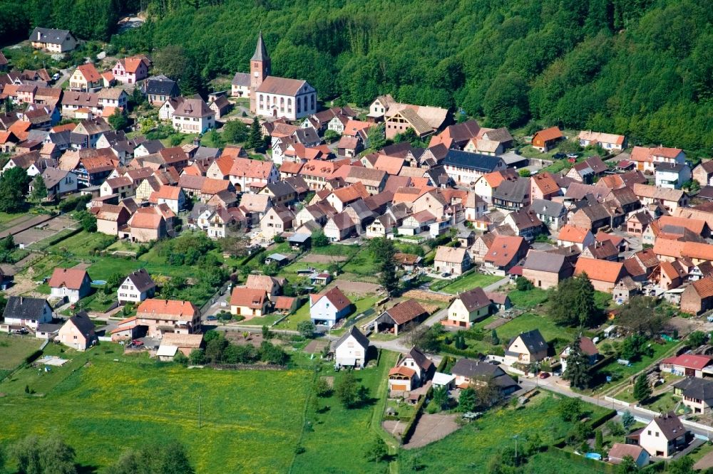 Luftaufnahme Ernolsheim-lès-Saverne - Dorf - Ansicht am Rande von Feldern in Ernolsheim-lès-Saverne in Grand Est, Frankreich