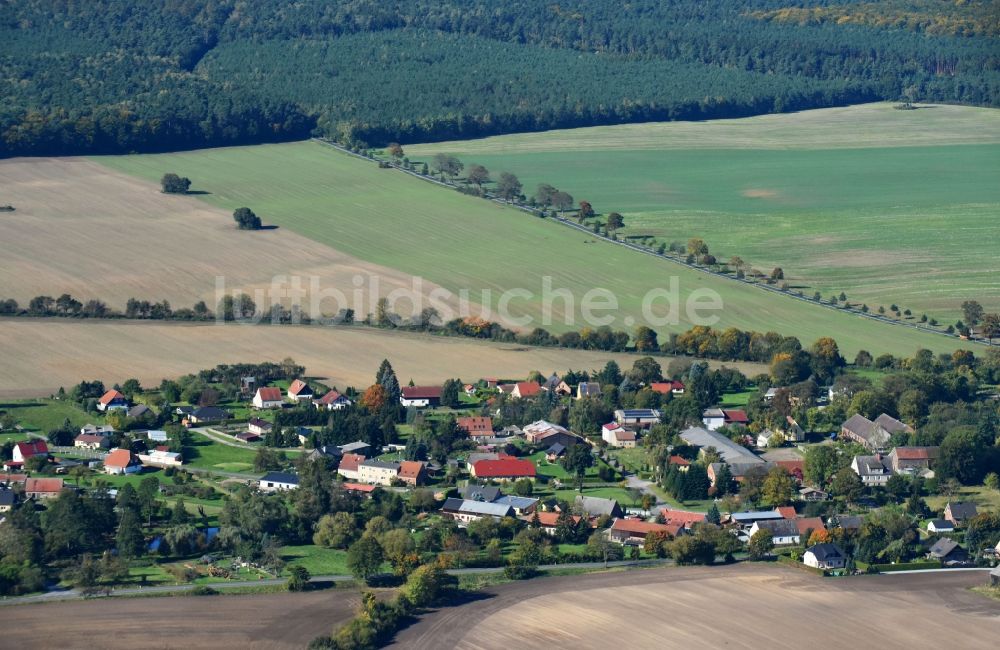 Ernsthof aus der Vogelperspektive: Dorf - Ansicht am Rande von Feldern in Ernsthof im Bundesland Brandenburg, Deutschland