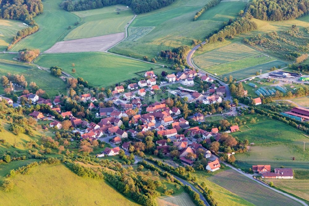 Eschenau von oben - Dorf - Ansicht am Rande von Feldern in Eschenau im Bundesland Bayern, Deutschland