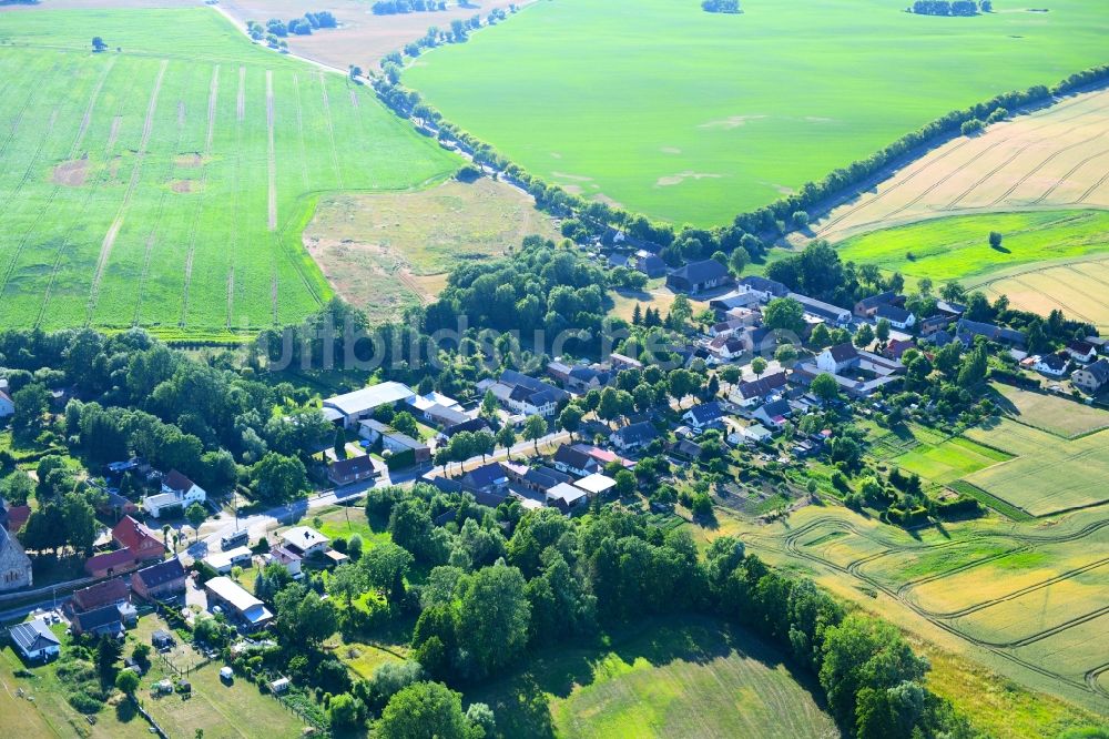 Falkenhagen aus der Vogelperspektive: Dorf - Ansicht am Rande von Feldern in Falkenhagen im Bundesland Brandenburg, Deutschland