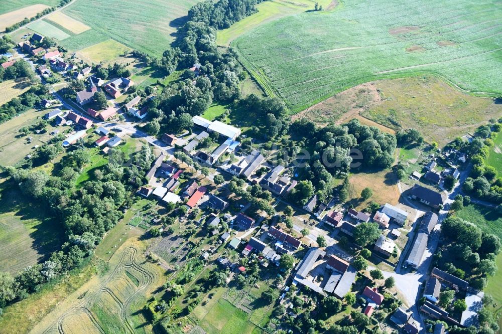 Luftbild Falkenhagen - Dorf - Ansicht am Rande von Feldern in Falkenhagen im Bundesland Brandenburg, Deutschland